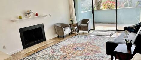 Télévision, cheminée, espaces bureaux