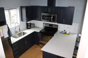 Fridge, microwave, oven, stovetop - 4212 UW 2-Bedroom modern Townhouse N Seattle home (Seattle)