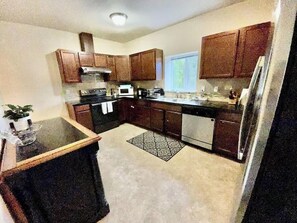 Geladeira, micro-ondas, fogão, cooktop