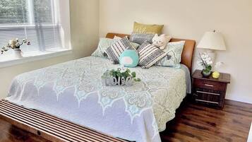 Ferros/tábuas de passar roupa, berço de viagem, roupa de cama