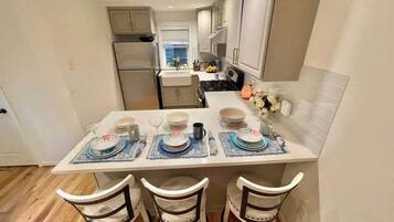 Kjøleskap, mikrobølgeovn, ovn og kokeplater