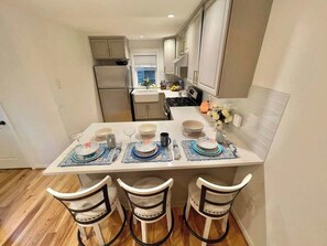 Kjøleskap, mikrobølgeovn, ovn og kokeplater