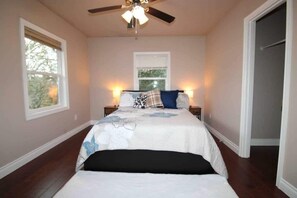 Ferros/tábuas de passar roupa, berço de viagem, Wi-Fi, roupa de cama