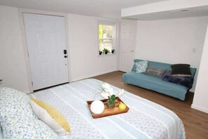 Iron/ironing board, travel crib, WiFi, bed sheets - Studio Mercer Island Lakeview home (Mercer Island)