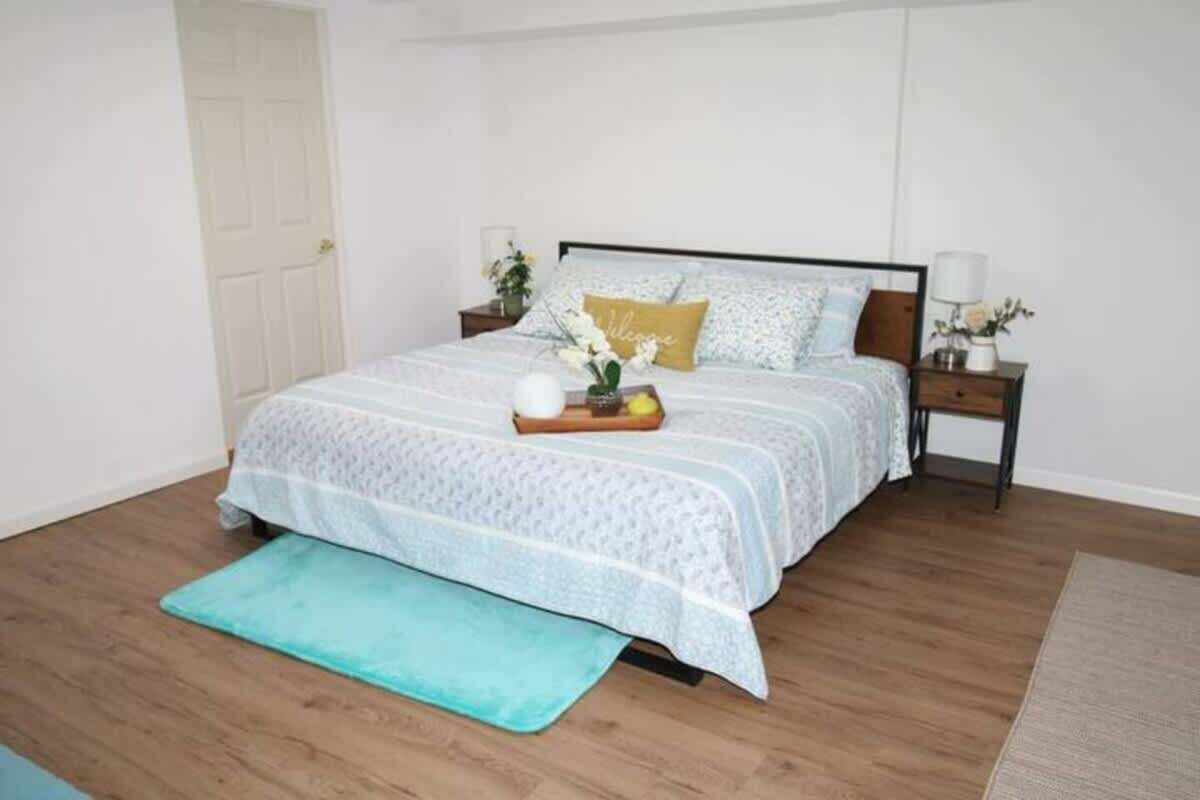 Een strijkplank/strijkijzer, reisbedje, wifi, beddengoed