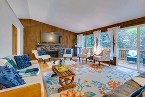 TV, fireplace, offices - Peaceful Retreat  Serene Lake Forest Park House (Lake Forest Park)