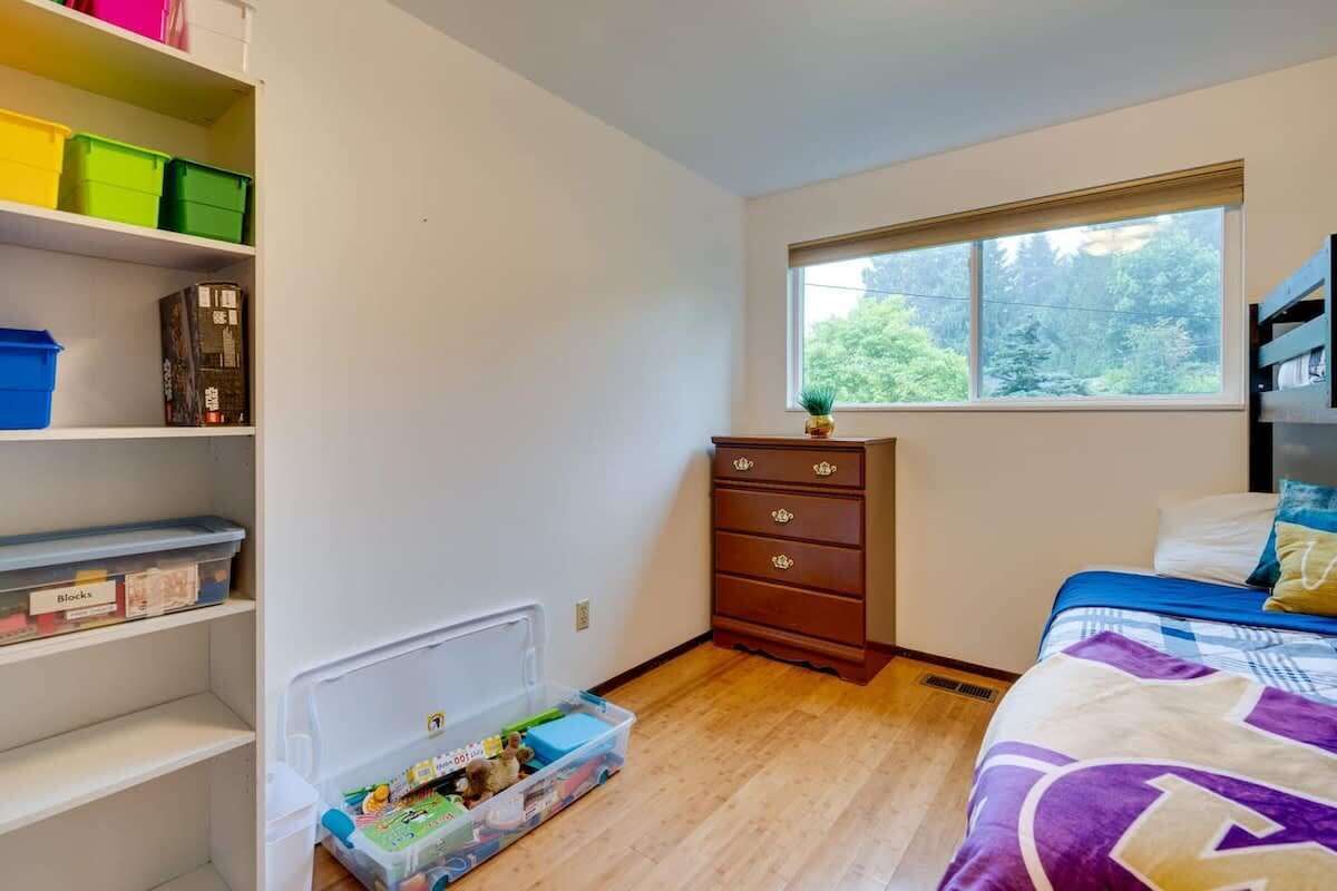 Iron/ironing board, travel cot, WiFi, bed sheets