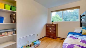 Iron/ironing board, travel cot, WiFi, bed sheets