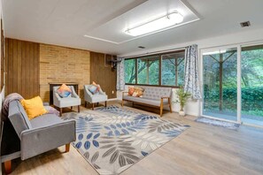 TV, fireplace, offices - Peaceful Retreat  Serene Lake Forest Park House (Lake Forest Park)