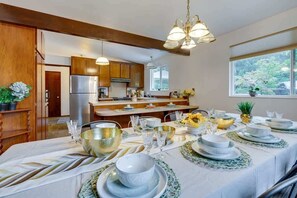 Dining - Peaceful Retreat  Serene Lake Forest Park House (Lake Forest Park)