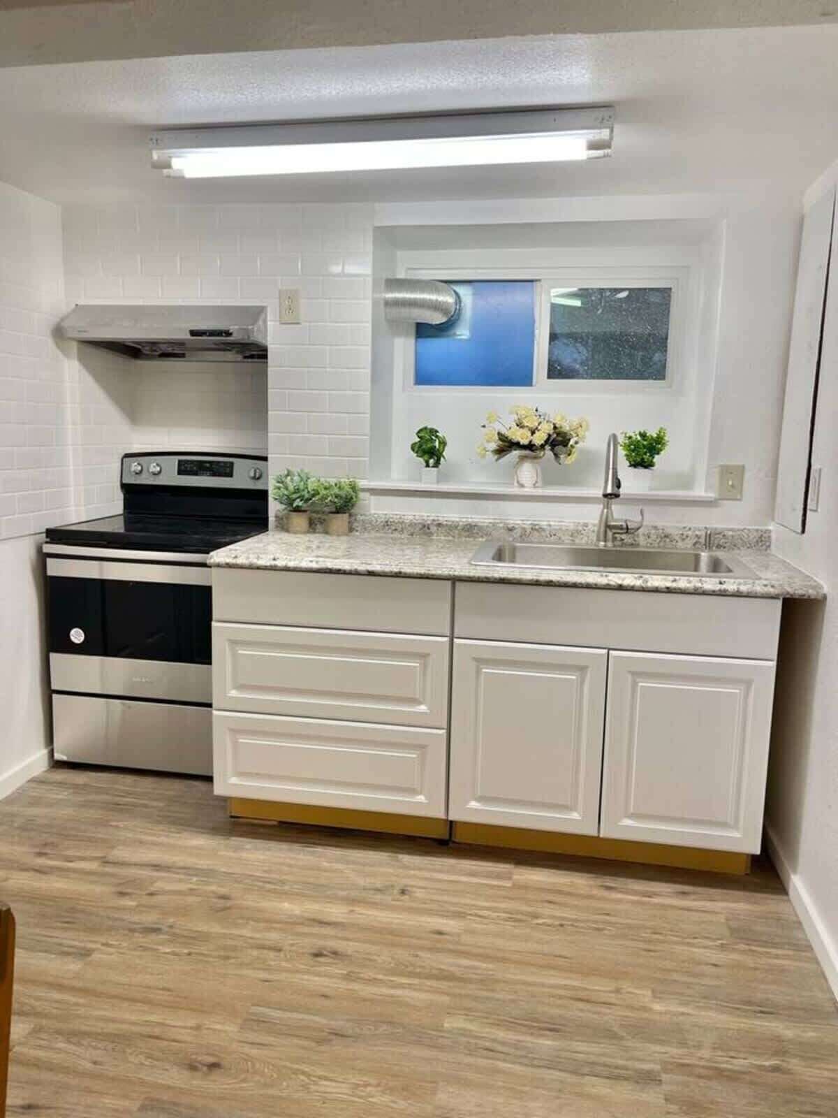 Refrigerador, microondas, parrilla de estufa y cafetera y tetera 