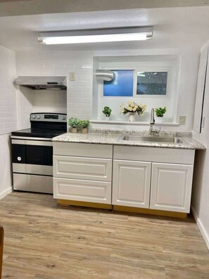 Kjøleskap, mikrobølgeovn, kokeplater og kaffetrakter/tekoker