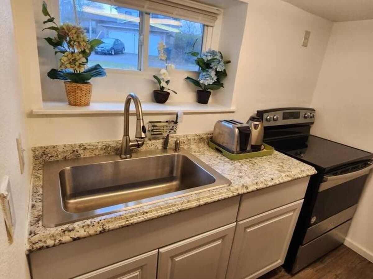 Kjøleskap, mikrobølgeovn, kokeplater og kaffetrakter/tekoker