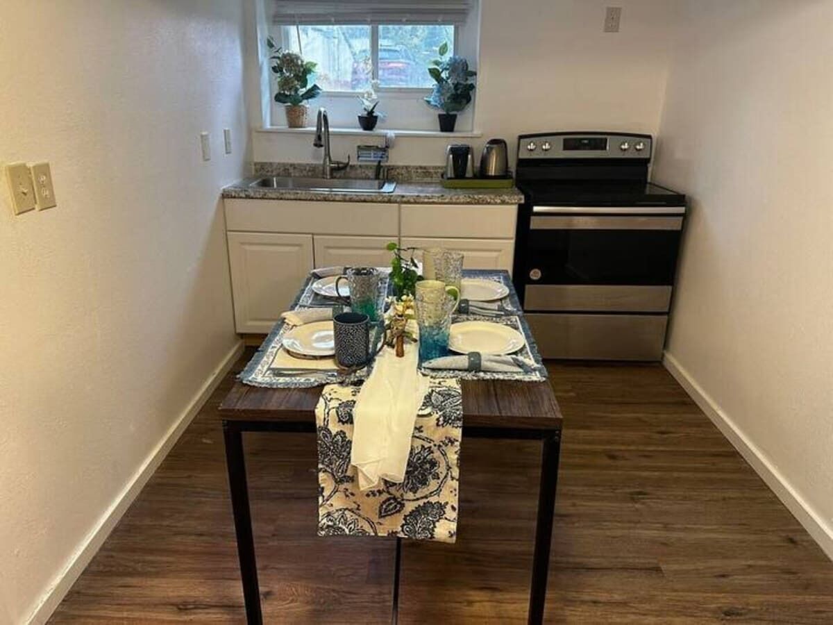 Kjøleskap, mikrobølgeovn, kokeplater og kaffetrakter/tekoker