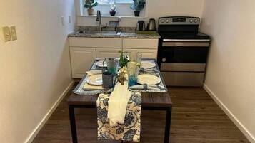 冷蔵庫、電子レンジ、コンロ、コーヒー / ティーメーカー