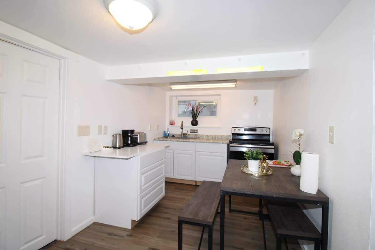 Kühlschrank, Mikrowelle, Herdplatte, Wasserkocher mit Kaffee-/Teezubehör