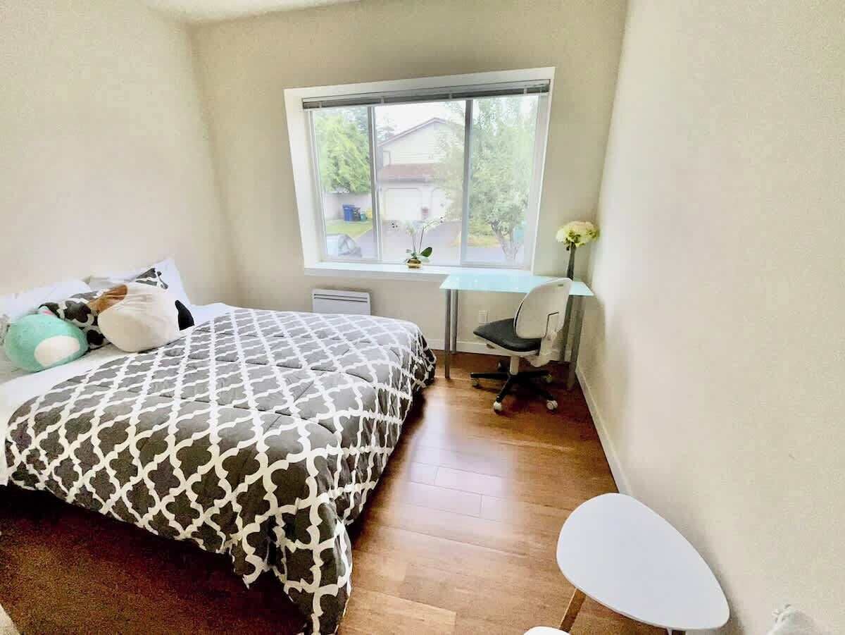 Tabla de planchar con plancha, cuna de viaje, ropa de cama