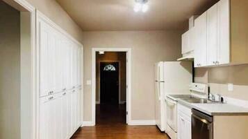 Kjøleskap, mikrobølgeovn, ovn og kokeplater