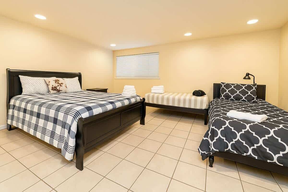 Een strijkplank/strijkijzer, reisbedje, wifi, beddengoed