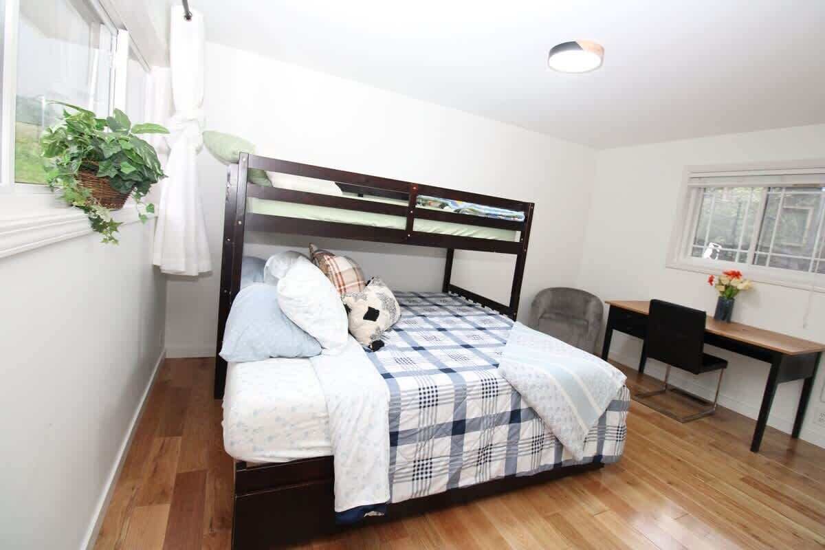 Iron/ironing board, travel crib, WiFi, bed sheets