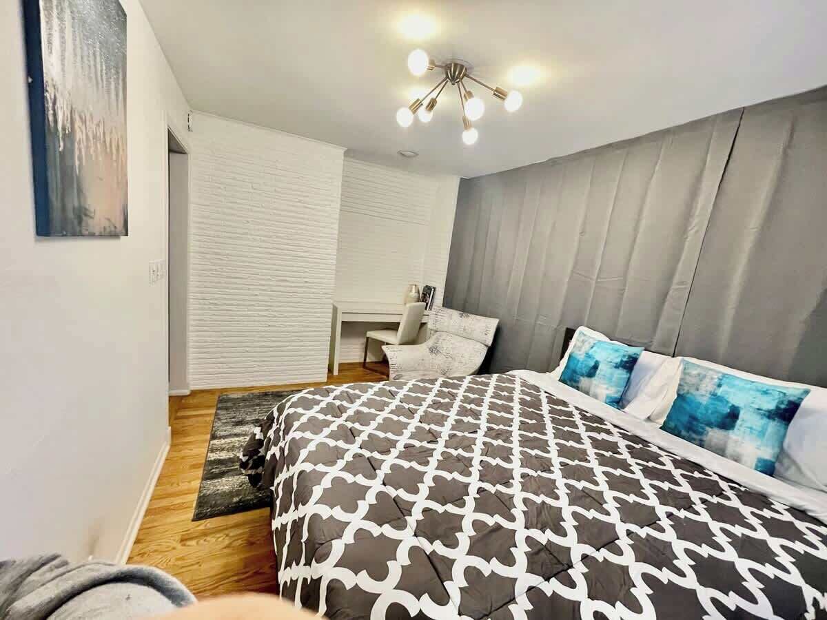 Een strijkplank/strijkijzer, reisbedje, wifi, beddengoed