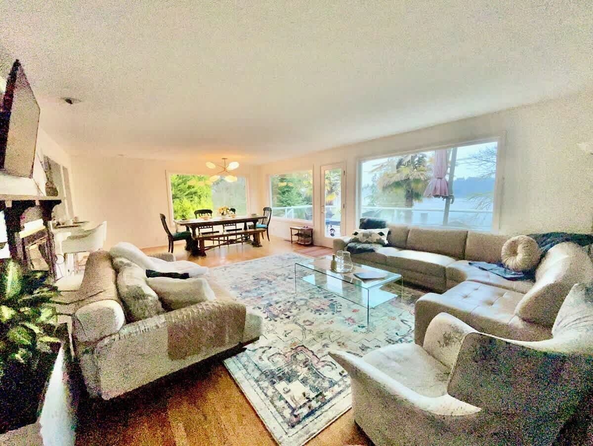 Televisie, een open haard en een kantoor