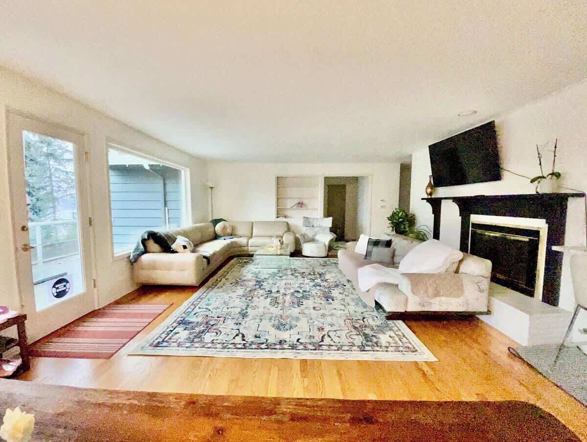 Televisie, een open haard en een kantoor