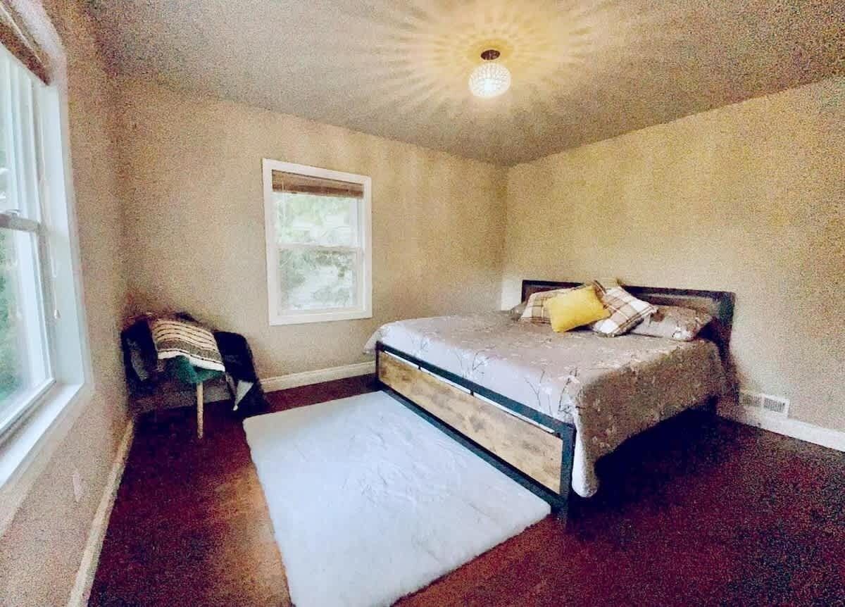 Ferros/tábuas de passar roupa, berço de viagem, Wi-Fi, roupa de cama