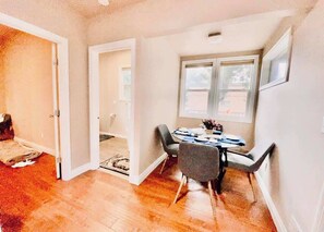 Dining - Private Room Near UW | Walk to Campus, light rail (Seattle)