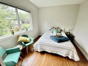 Iron/ironing board, travel crib, bed sheets - Seattle big windows,fenced largeyard,fire pit (Seattle)