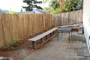 Outdoor dining - 2BR/2BA Queen Anne Retreat/downtown, port,parking (Seattle)