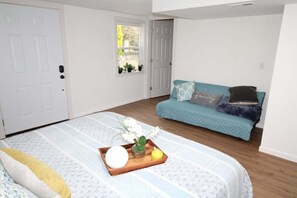 Iron/ironing board, travel crib, WiFi, bed sheets - 3b3b 180 degree Lake View N Mercer Island Home (Mercer Island)