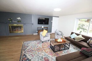 TV, fireplace, offices - 3b3b 180 degree Lake View N Mercer Island Home (Mercer Island)