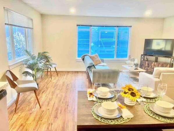 TV, offices - Chic & Cozy 2BR/2BA in Queen Anne Comfortabl Stay (Seattle)