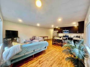 TV, offices - Chic & Cozy 2BR/2BA in Queen Anne Comfortabl Stay (Seattle)