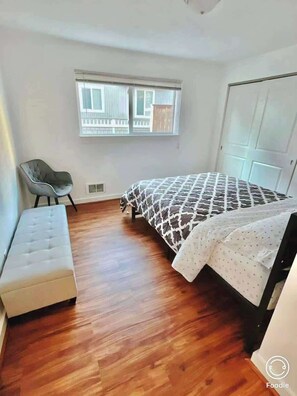 Iron/ironing board, travel crib, WiFi, bed sheets - Chic & Cozy 2BR/2BA in Queen Anne Comfortabl Stay (Seattle)