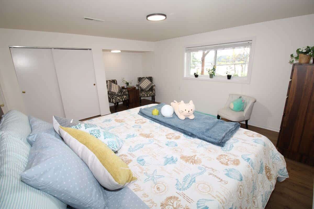 Iron/ironing board, travel cot, WiFi, bed sheets