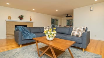 Una televisión, una oficina