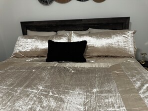Tabla de planchar con plancha, internet y ropa de cama 