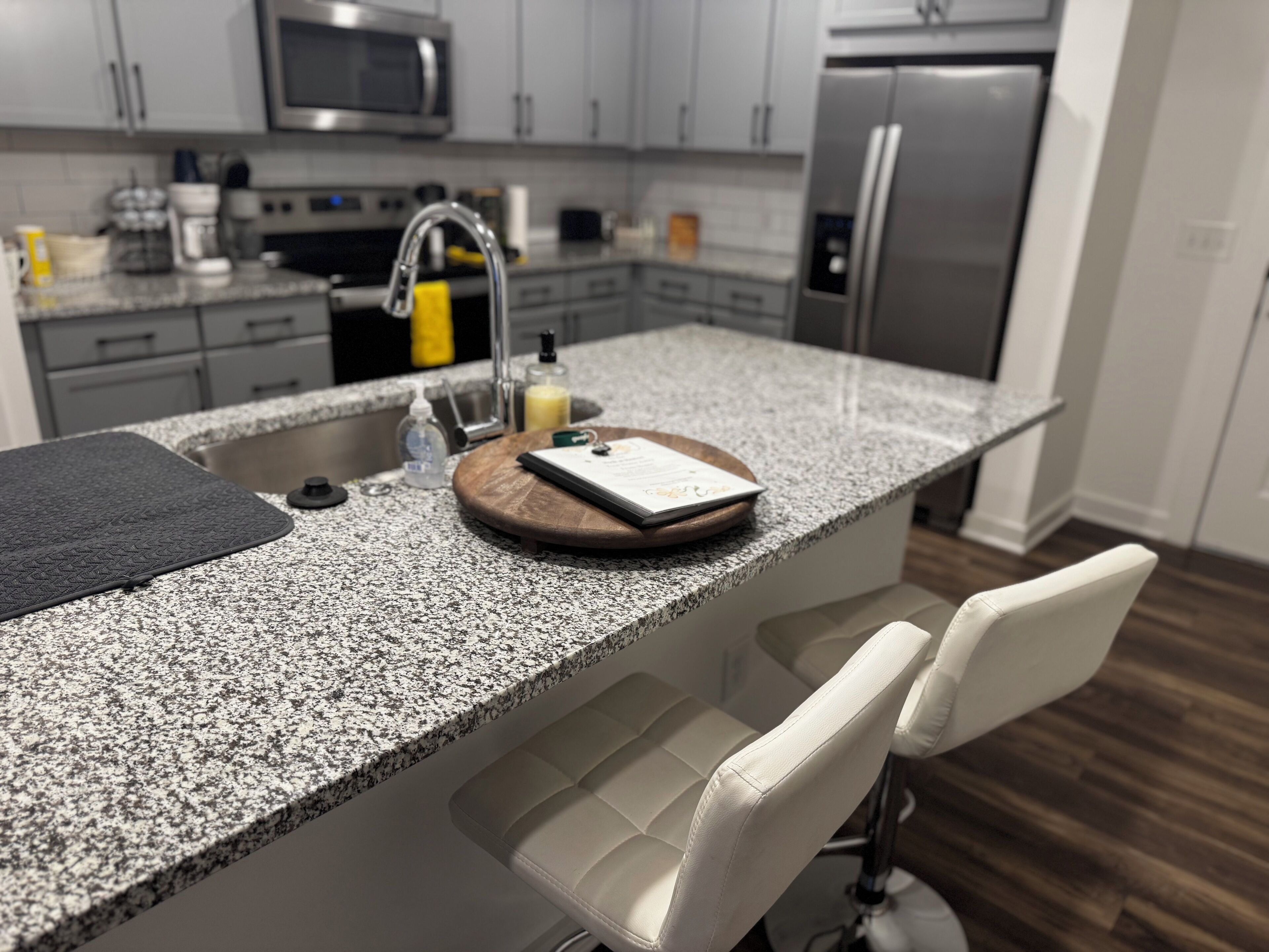 Four à micro-ondes, un four, surface de cuisson, lave-vaisselle