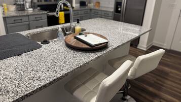 Four à micro-ondes, un four, surface de cuisson, lave-vaisselle