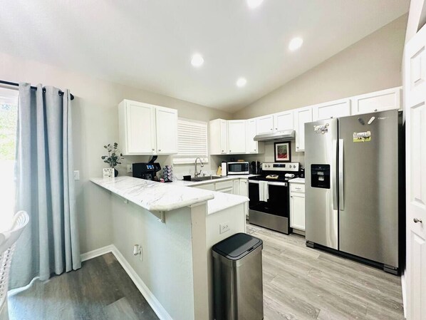 ثلاجة، ميكروويف، فرن، موقد طهي مسطح