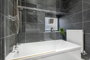 Douche, sèche-cheveux, serviettes fournies