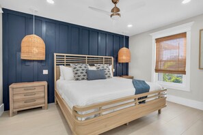 Een strijkplank/strijkijzer, wifi, beddengoed