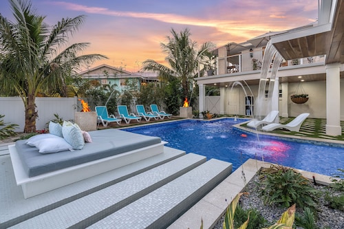 “Aura” 5min to beach- sleeps 20- pool with waterfall and fire features