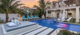 “Aura” 5min to beach- sleeps 20- pool with waterfall and fire features
