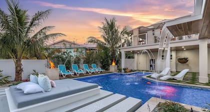 “Aura” 5min to beach- sleeps 20- pool with waterfall and fire features