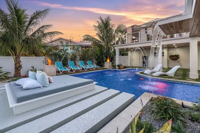 “Aura” 5min to beach- sleeps 20- pool with waterfall and fire features