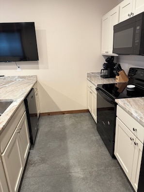 Coffee/tea maker, fridge, microwave, oven - Studio apartment (Bozeman)