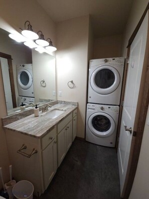 Hair dryer, towels, soap, shampoo - Studio apartment (Bozeman)